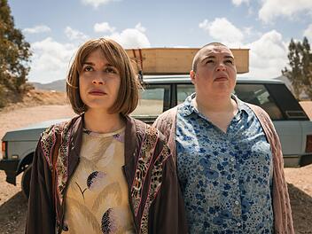 Anna (Emma Rotsaert, links) ist todkrank. Ihr letzter Wunsch besteht darin, gemeinsam mit ihrer Schwester Kat (Marjan De Schutter) in dem Auto ihrer Eltern von Belgien nach Spanien zu fahren.