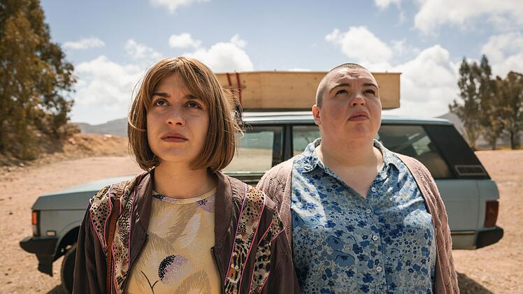 Anna (Emma Rotsaert, links) ist todkrank. Ihr letzter Wunsch besteht darin, gemeinsam mit ihrer Schwester Kat (Marjan De Schutter) in dem Auto ihrer Eltern von Belgien nach Spanien zu fahren.