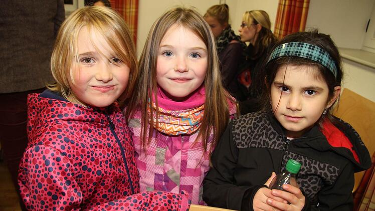 Leony Kaspar (7) und Catherina Koller (7) verabschieden sich von Ramnad (7). Foto: Sonja Adam