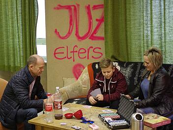 Der Jugendraum, den Bürgermeister Karlheinz Kickuth (links) und Jugendreferentin Christine Wittmann (rechts) erst vor kurzem übergaben, ist wegen Lärmbelästigung wieder geschlossen.  Foto: Winfried Ehling
