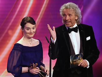 Thomas Gottschalk - hier zusammen mit der Schauspielerin Maria Ehrich bei der Verleihung der Goldenen Kamera - tritt am 11. Mai mit seiner Biographie in der Kulmbacher Stadthalle auf.  Foto: Christian Charisius/dpa