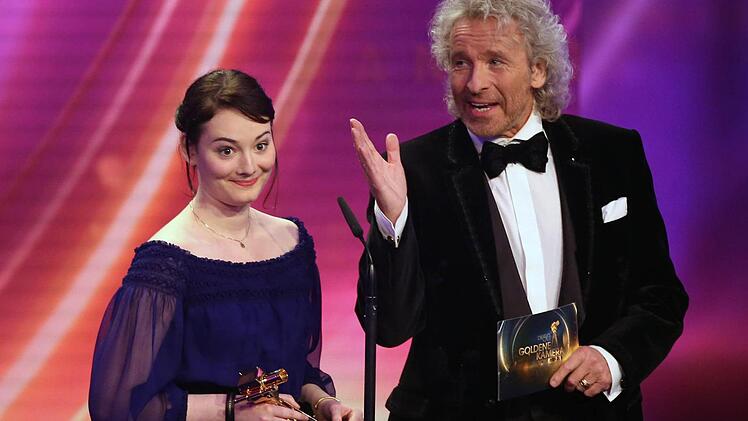 Thomas Gottschalk - hier zusammen mit der Schauspielerin Maria Ehrich bei der Verleihung der Goldenen Kamera - tritt am 11. Mai mit seiner Biographie in der Kulmbacher Stadthalle auf.  Foto: Christian Charisius/dpa