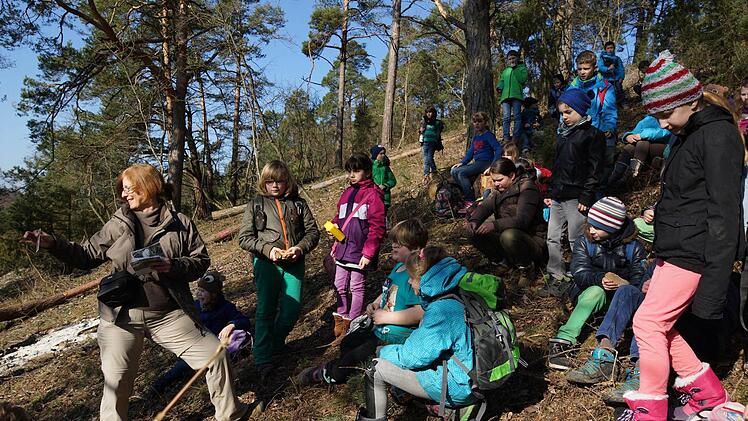 Ulrike Faust erklärt den Kindern die Naturbesonderheiten.Foto: Arkadius Guzy