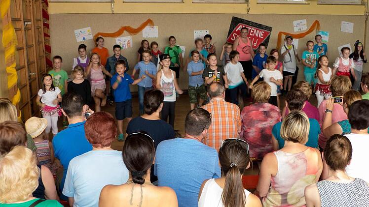 Viel Applaus erhielten die Kinder des Stettfelder Ferienprogramms für ihre gelungene Vorstellung bei ihrem Bunten Abend. Foto: Christian Ziegler