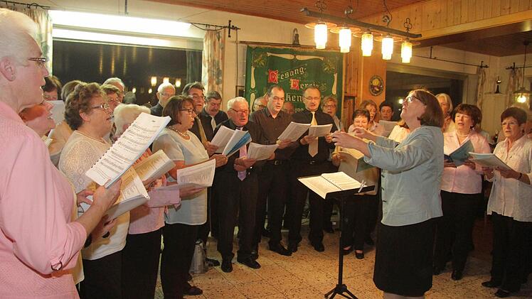 Mit viel Engagement und Akribie hatte Chorleiterin Gudrun Dunkel ihre rund 30 Aktiven für das 125-jährige Bestehen vorbereitet, Foto: Sonja Adam