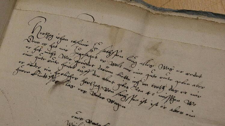 Brief von Herzogin Anna an ihren Gemahl Johann Casimir (Staatsarchiv Coburg, Urk LA A 494, fol. 5). Die Übertragung der Worte: "Hertzog iohan casimir zu Sachssen leug alles, was er redet .Denn er hat mir zugesaget er wolt mir eine gute rute geben aber er hat nicht war geredet darum biette ich inn trotz das er mir eine gute rute bringt heiet auff den abent gebet von 40 misstzen wo es andes ein herlicher hertzog von Sachssen ist ist er aber ein huren kindt so laß ers under wegen euer ungehorsam...
