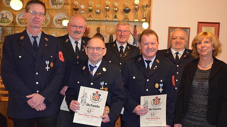 Für 50 Jahre Treue zur Freiwilligen Feuerwehr Gauaschach wurden geehrt (von links): Norbert Marx, Werner Vorndran, Willibald Göbel, Ernst Bock und Hermann Meder. Es gratulierte die Dritte Bürgermeisterin Rita Schaupp. Foto: Jana Keul