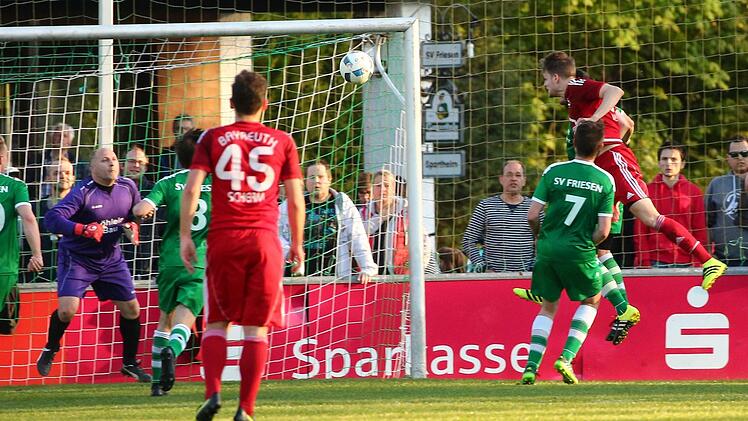 Kurz vor der Halbzeit kommt der Bayreuther Jan Vogler unbedrängt zum Kopfball und versenkt das Leder unhaltbar zum 0:1 im langen Eck.