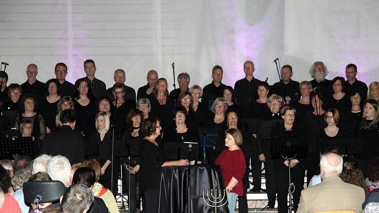 Im Dialog: Ute-Christine Geiler (Fragen) und Claudia Grüner (Antworten)  Foto: Richard Sänger