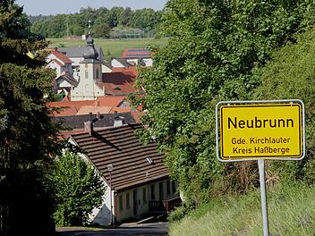 Bei der Einfahrt von Kirchlauter aus outet sich Neubrunn noch mit seinem Ortsschild.