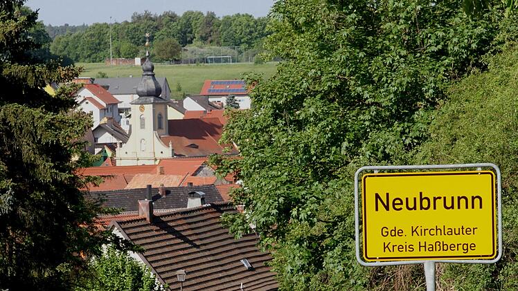 Bei der Einfahrt von Kirchlauter aus outet sich Neubrunn noch mit seinem Ortsschild.