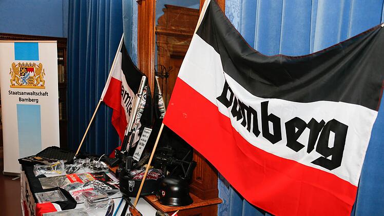Die Ermittler stellten bereits im Oktober 2015  Propagandamaterial, Waffen und Fahnen bei Rechtsradikalen in Bamberg sicher. Nun soll am Landgericht der Prozess  gegen vier Neonazis beginnen. Foto: Matthias Hoch/Archiv