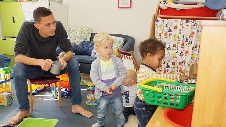 Jungs und Männer packen fleißig in der Kinderküche mit an.   Foto: Pascale Ferry