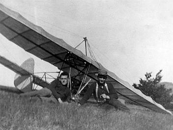 Wilhelm Messerschmitt (links) mit einem französischen Kriegsgefangenen auf dem Heidelstein am 12. September 1915. Foto/Quelle: Airbus corporate heritage