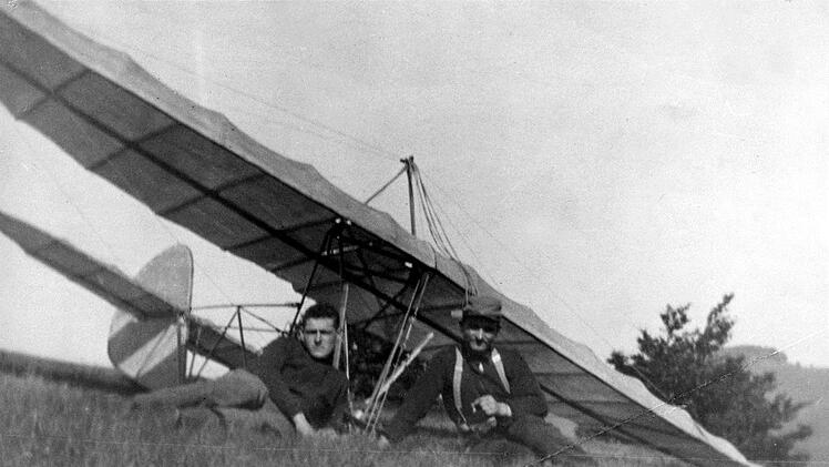 Wilhelm Messerschmitt (links) mit einem französischen Kriegsgefangenen auf dem Heidelstein am 12. September 1915. Foto/Quelle: Airbus corporate heritage