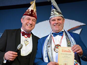 Die höchste Auszeichnung des Abends, die silberne Ehrennadel des Fastnachtsverbandes Franken erhielt Hartmut Meder (rechts) für seine langjährige Vorstandstätigkeit bei der GCA. Die Ehrung wurde vom Beirat des FVF Holger Leikam vorgenommen. Jana Keul