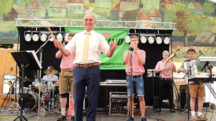 Beim Frühschoppen am Montag greift schon mal der Bürgermeister zum Dirigentenstab.Richard Sänger