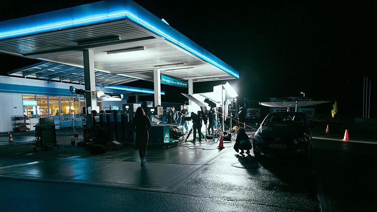 Das Filmteam beim Nachtdreh an der Tankstelle in Forchheim. Foto: Markus Haspel