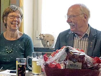 Zusammen mit seiner Frau Nella (links) und fünf weiteren Genossen gründete der Jubilar Bernd Döbbelin 1974 den SPD-Ortsverein Seebachgrund.  Foto: Richard Sänger
