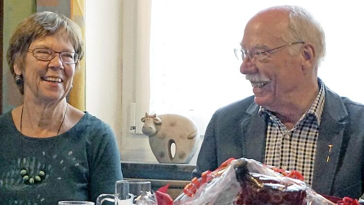 Zusammen mit seiner Frau Nella (links) und fünf weiteren Genossen gründete der Jubilar Bernd Döbbelin 1974 den SPD-Ortsverein Seebachgrund.  Foto: Richard Sänger