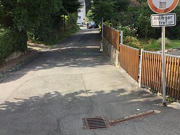 Südlicher Teil der Oberen Brunnengasse, die hier steil zum Brunnen an der Langen Straße abfällt