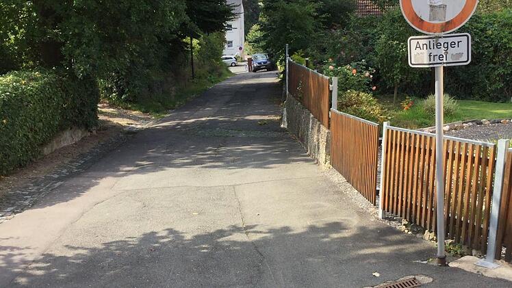 Südlicher Teil der Oberen Brunnengasse, die hier steil zum Brunnen an der Langen Straße abfällt