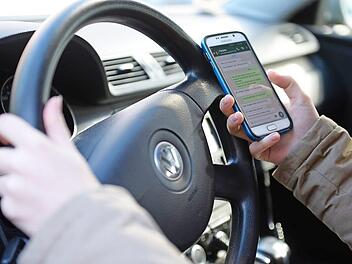 Nicht nur das Tippen auf dem Handy lenkt Fahrer ab, warnt die Kreisverkehrswacht. Foto: Monika Slolimowska, dpa