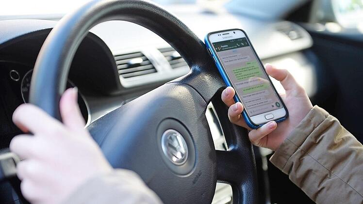 Nicht nur das Tippen auf dem Handy lenkt Fahrer ab, warnt die Kreisverkehrswacht. Foto: Monika Slolimowska, dpa