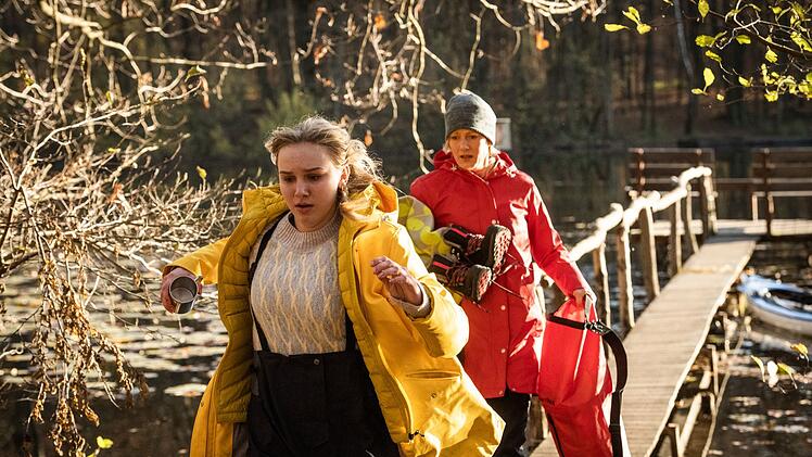 Tochter Leonie (Jule Hermann, links) wird 16 Jahre alt, doch der Geburtstagsausflug von Mutter und Tochter endet in Panik: Claudia (Anna Schudt) und Leonie m&uuml;ssen fliehen, als auf der anderen Seeseite eine Gruppe von jungen M&auml;nnern hinter ihnen her zu sein scheint.