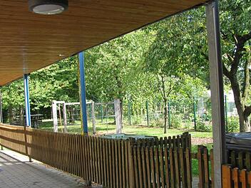 Dieses Türchen auf dem Schulgelände soll abends abgeschlossen werden, um Wildpinkler vom Spielplatz (-Rasen) fernzuhalten.   Foto: Konrad Götz