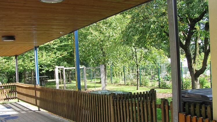 Dieses Türchen auf dem Schulgelände soll abends abgeschlossen werden, um Wildpinkler vom Spielplatz (-Rasen) fernzuhalten.   Foto: Konrad Götz
