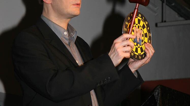 Ein bisschen Politik muss sein: Die FDP hat bei der Wahl nicht 16 Prozent, sondern nur 1,6 Prozent eingeheimst - nun wird das Büro mit allem Interieur veräußert - auch die Zielscheibe mit dem Konterfei Merkels.