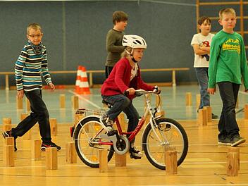 Eine der schwierigsten Übungen: Antonia Krings absolviert den Achter. Holzklötzchen markieren die schmale Fahrspur.