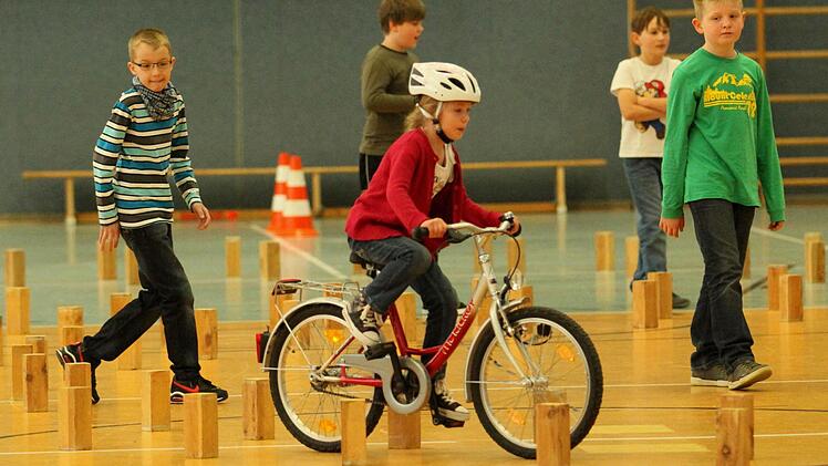 Eine der schwierigsten Übungen: Antonia Krings absolviert den Achter. Holzklötzchen markieren die schmale Fahrspur.