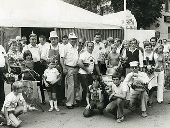 Die siebziger und achtziger Jahre sind die Blütezeit des Gasthauses "Siedlerheim" (im Hintergrund) - hier beim Kerwa-Rumspielen 1979. Die Wirtschaft des legendären Gastwirts Gerhard Birk ist seinerzeit das beste Lokal der Reichelbräu mit dem größten Bierausschank.Fotos: BR