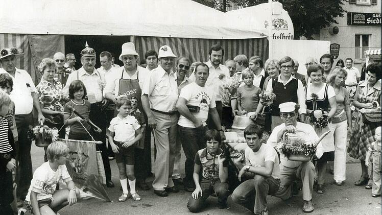 Die siebziger und achtziger Jahre sind die Blütezeit des Gasthauses "Siedlerheim" (im Hintergrund) - hier beim Kerwa-Rumspielen 1979. Die Wirtschaft des legendären Gastwirts Gerhard Birk ist seinerzeit das beste Lokal der Reichelbräu mit dem größten Bierausschank.Fotos: BR