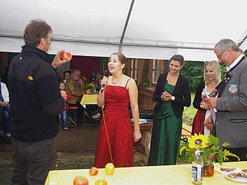 Eva Schnappauf musste Apfelsorten bestimmen, die in Effelter wachsen.  Foto: Heike Schülein