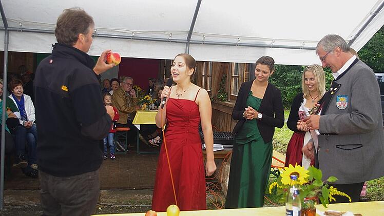 Eva Schnappauf musste Apfelsorten bestimmen, die in Effelter wachsen.  Foto: Heike Schülein