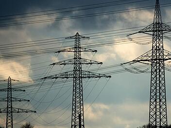 Der Oberthulbaer Marktgemeinderat setzt in Sachen Stromtrasse Südlink auf eine Rechtsberatung, gemeinsam mit anderen Kommunen.  Symbolfoto: Julian Stratenschulte/dpa