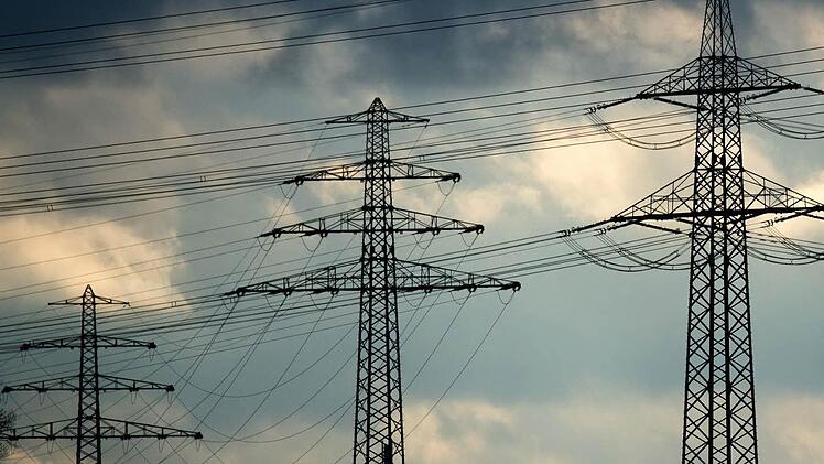 Der Oberthulbaer Marktgemeinderat setzt in Sachen Stromtrasse Südlink auf eine Rechtsberatung, gemeinsam mit anderen Kommunen.  Symbolfoto: Julian Stratenschulte/dpa
