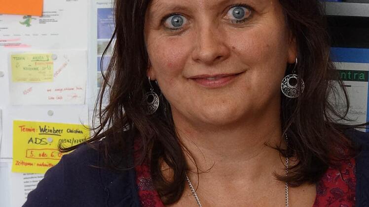 Birgit Bühler unterrichtet als Lehrkraft für "Deutsch als Zweitsprache" an der Grundschule in Ebern. Die Vorbereitung des spielerischen Sprachunterrichts ist für sie aufgrund der Heterogenität der Gruppe sehr zeitintensiv. Für sie aber eine Selbstverständlichkeit, denn: "Die Kinder gehören einfach mit dazu."