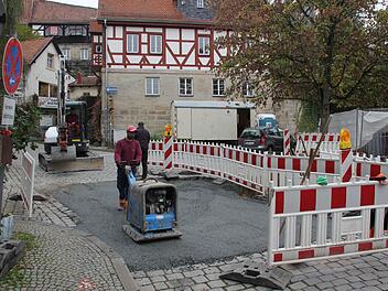 Die Löcher in der Straße wurden am Freitag schon wieder mit Schotter gefüllt und dieser gerüttelt.  Fotos: Friedwald Schedel