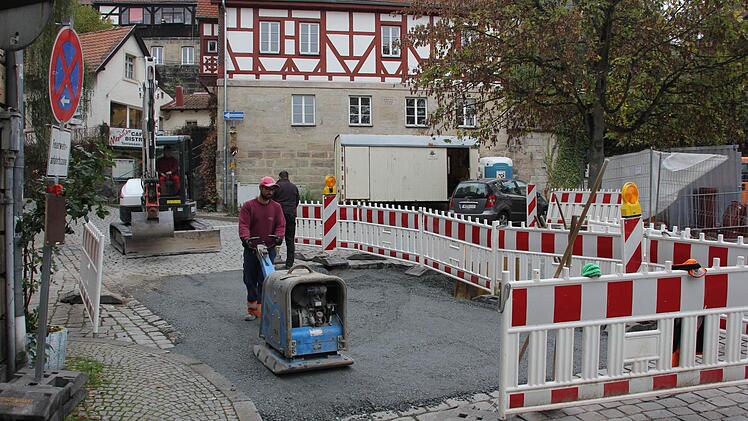 Die Löcher in der Straße wurden am Freitag schon wieder mit Schotter gefüllt und dieser gerüttelt.  Fotos: Friedwald Schedel