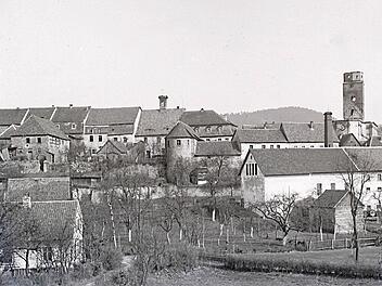 Die Reste der Stadtsteinacher Pfarrkirche, kurz nachdem sie ein Raub der Flammen wurde. Von der einstmals prächtigen Barockkirche standen nur noch die Außenmauern. Reproduktion: Siegfried Sesselmann