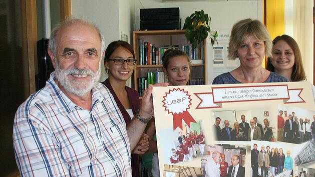 Dr. Hans-Joachim M&ouml;rsdorf wurde vom Team des &Auml;rztenetzwerkes UGeF, (v.l.) Vanessa Jahreis, Laura Nendel, Elke Striegel und Franziska Distler, als Mitglied der ersten Stunde geehrt.  Fotos: Andreas Oswald