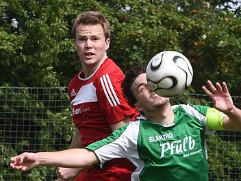 Michael Seufert (FC Eltingshausen) vermag Maximilian Maier (TV Jahn Winkels) nicht an der Ballannahme zu hindern. Foto: Hopf