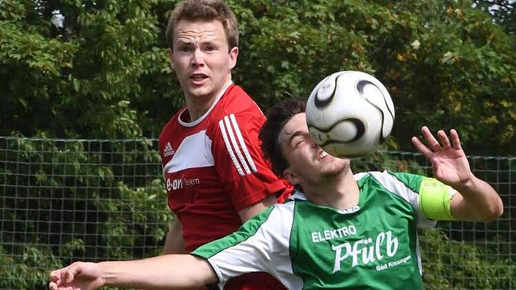 Michael Seufert (FC Eltingshausen) vermag Maximilian Maier (TV Jahn Winkels) nicht an der Ballannahme zu hindern. Foto: Hopf