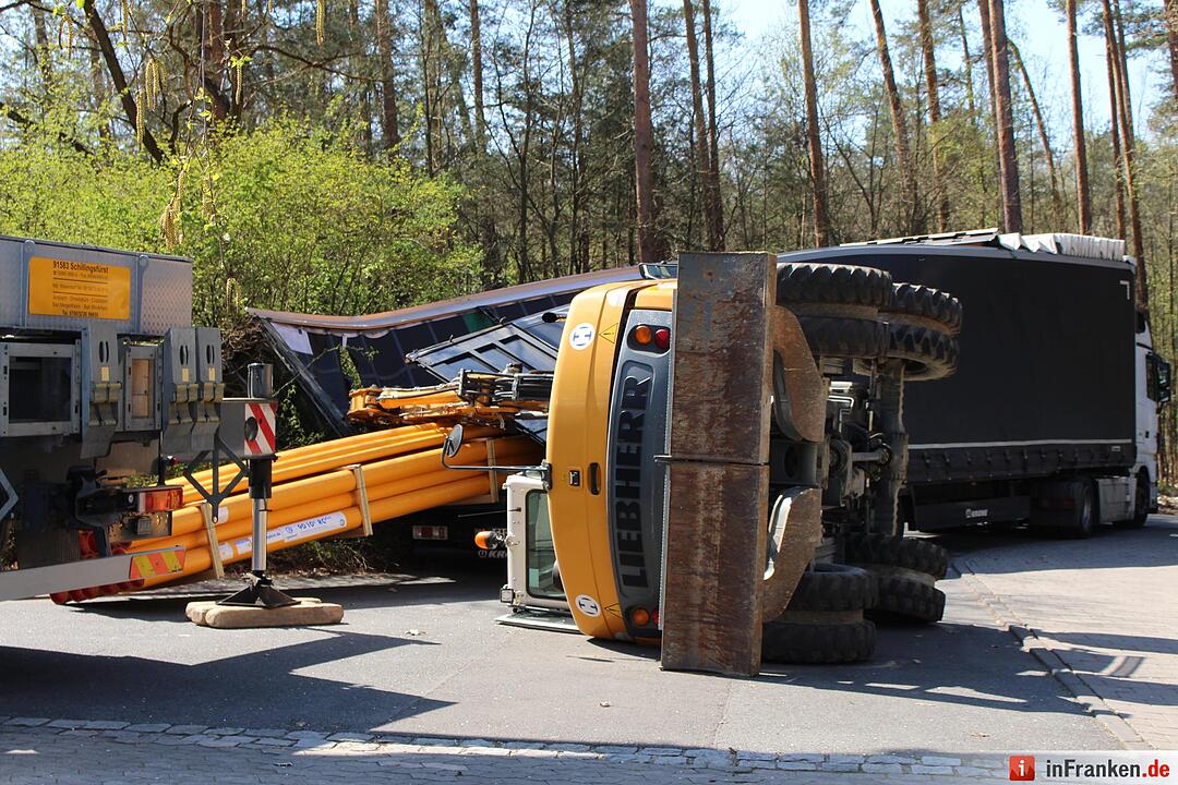 Erlangen: Bagger kippt auf Unigelände um