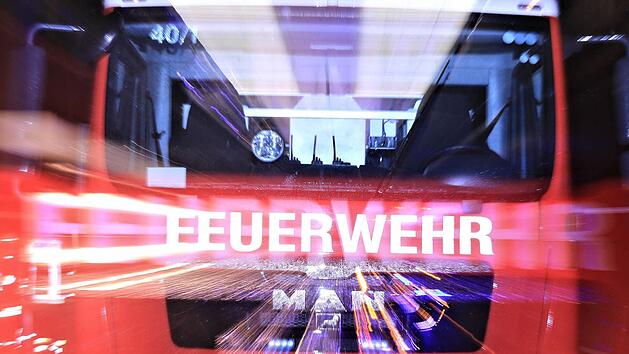 Die Ehefrau kehrte noch rechtzeitig zum Auto zurück und konnte mithilfe einer Passantin den Mann aus dem Auto befreien. Symbolfoto: Ferdinand Merzbach