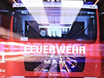 Die Ehefrau kehrte noch rechtzeitig zum Auto zurück und konnte mithilfe einer Passantin den Mann aus dem Auto befreien. Symbolfoto: Ferdinand Merzbach